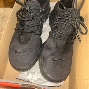 Nike Triple Black Sneakers